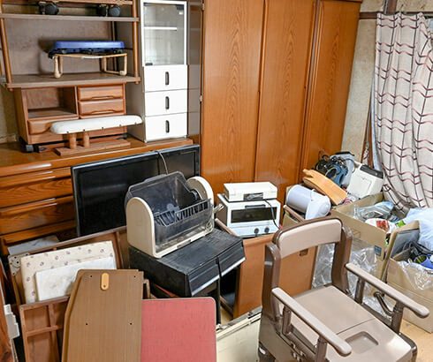 故人の遺品を整理している様子
