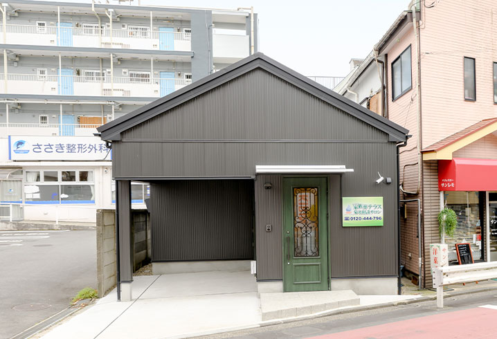 東京･千葉･埼玉･茨城･神奈川で葬儀・葬式・家族葬をお探しなら小さな森の家 菊名相談サロン式場の外観
