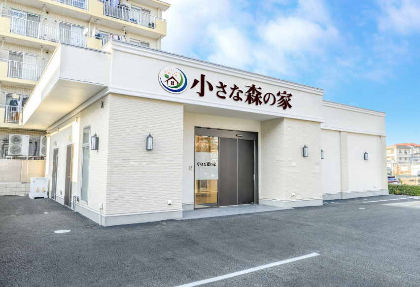 船橋前原駅前ホール外観
