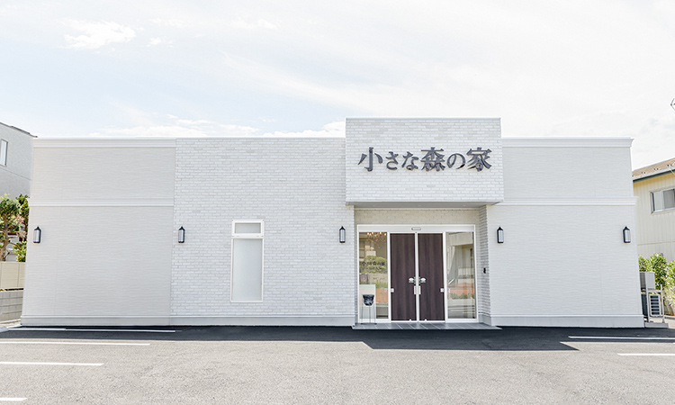 小さな森の家】市川宮久保｜1日1組貸切の家族葬式場