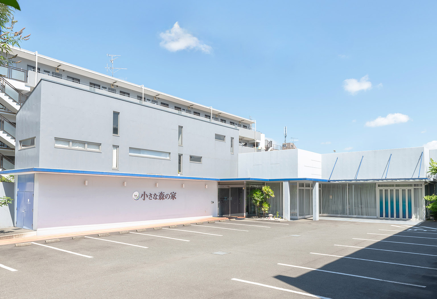 北新横浜ノースホールの外観イメージ 東京･千葉･埼玉･茨城･神奈川の葬儀・お葬式が税込10.45円からできる小さな森の家