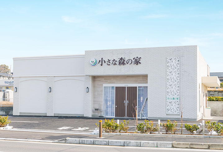 草加八幡ホール外観