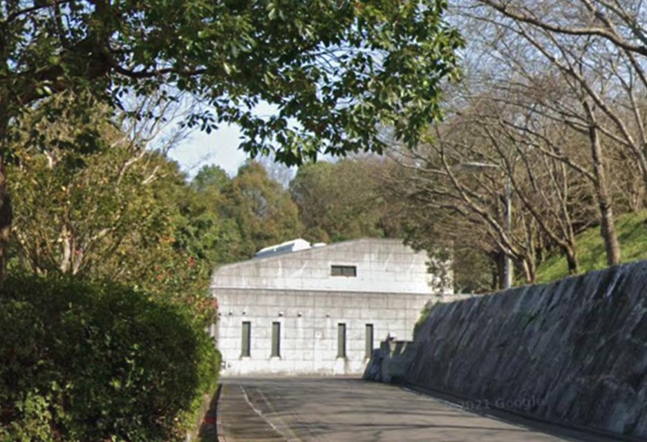 松山市で葬儀・葬式・家族葬をお探しなら家族葬のカナクラオールストーン 松山市北条斎場 貴船苑式場の外観