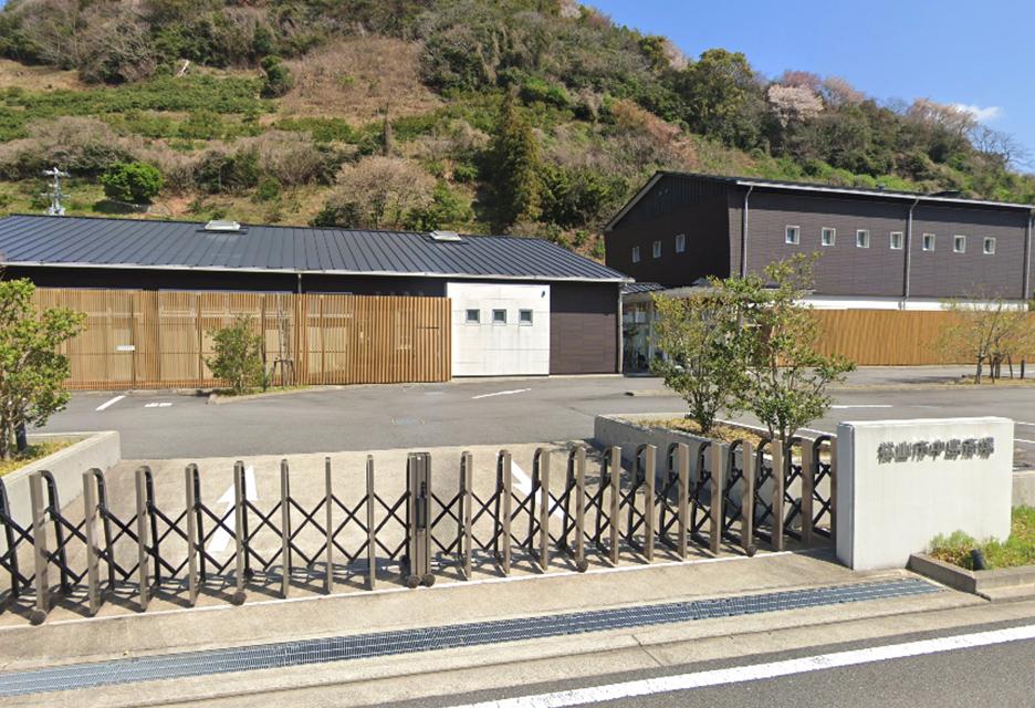 松山市で葬儀・葬式・家族葬をお探しなら家族葬のカナクラオールストーン 松山市中島斎場式場の外観