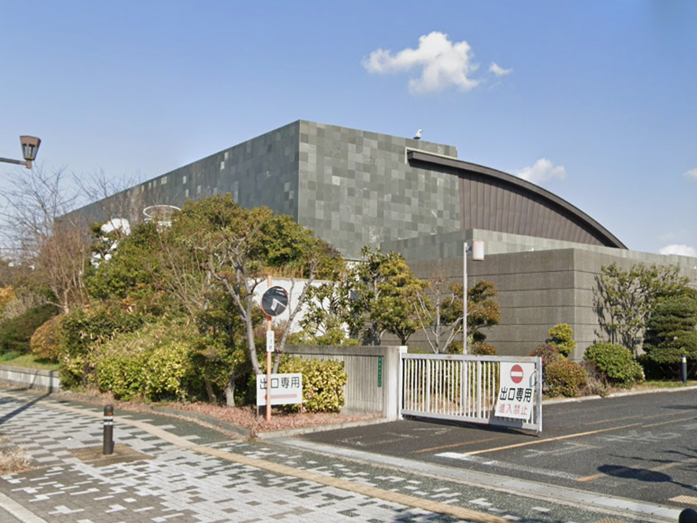 西区で葬儀・葬式・家族葬をお探しなら家族葬 メモリーハウス 堺市立斎場式場の外観