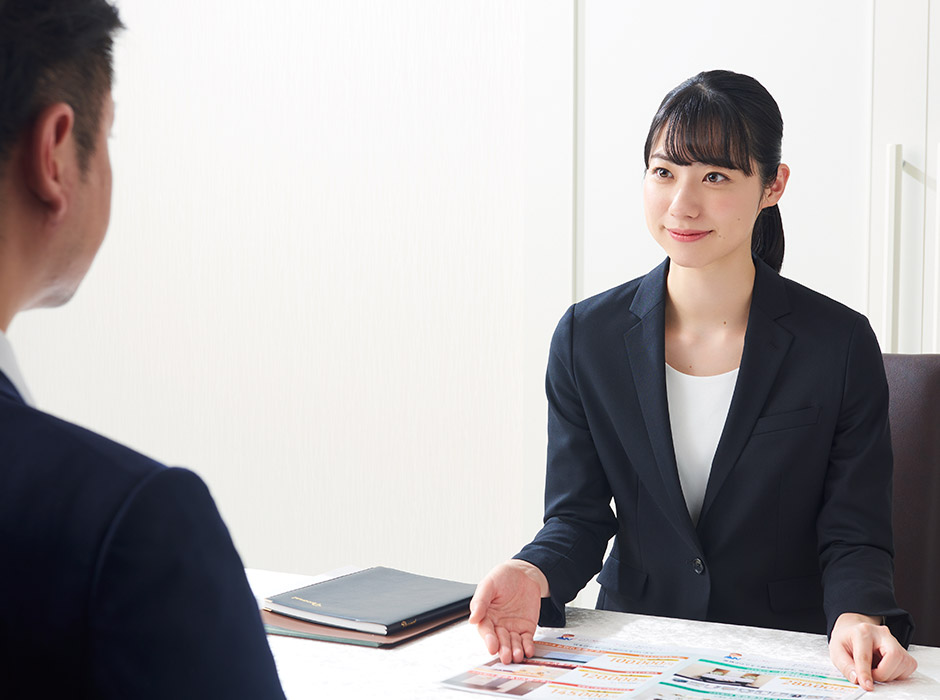 大阪で葬儀・葬式・家族葬をお探しなら家族葬 メモリーハウス 葬儀スタッフが葬式パンフレットを開いて打ち合わせしている様子