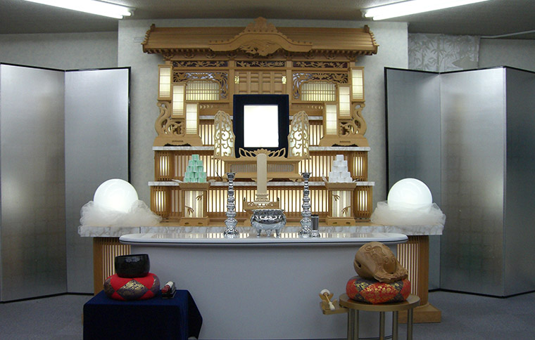 寝屋川市で葬儀・葬式・家族葬をお探しなら家族葬 メモリーハウス 伝統的な白木祭壇イメージ画像