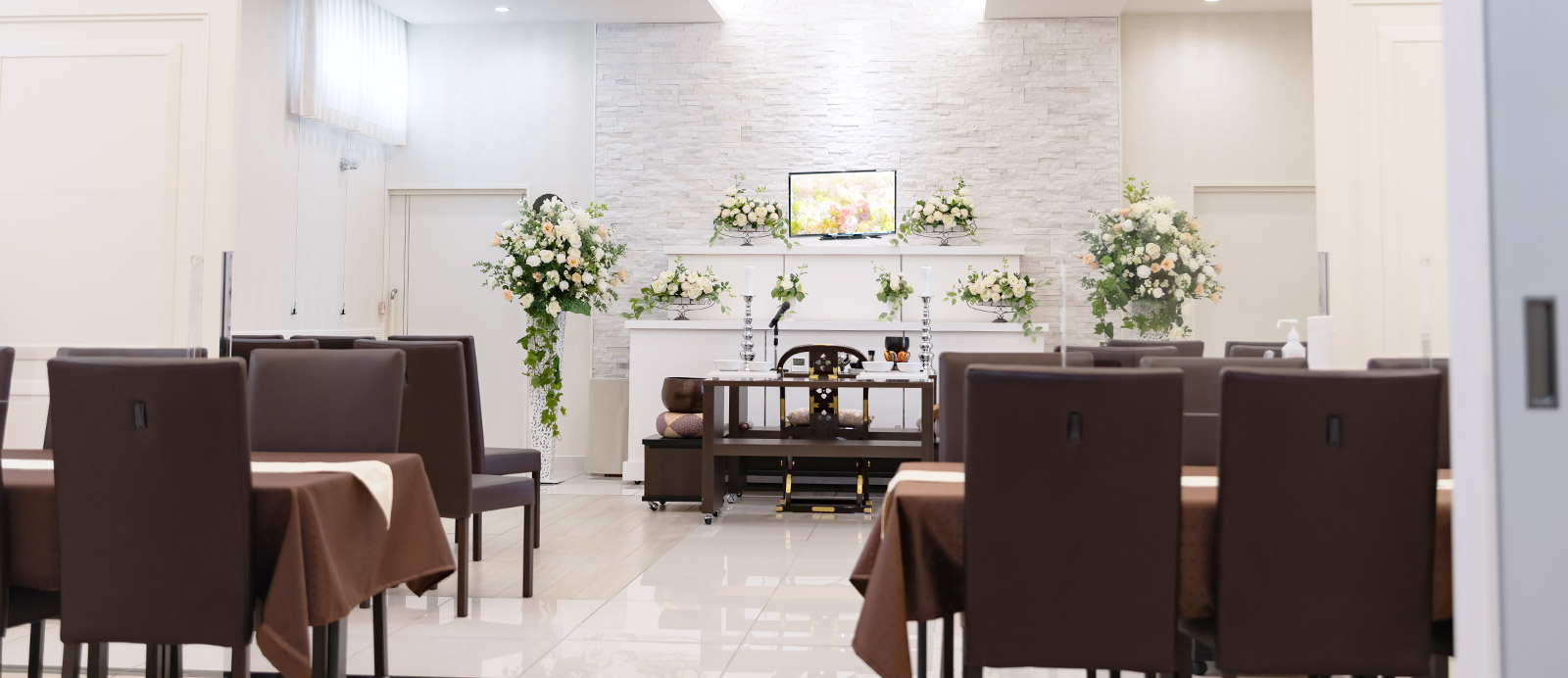 宮町ホールで葬儀・葬式が9.5万円からできる家族葬の仙和のホールの内装イメージ