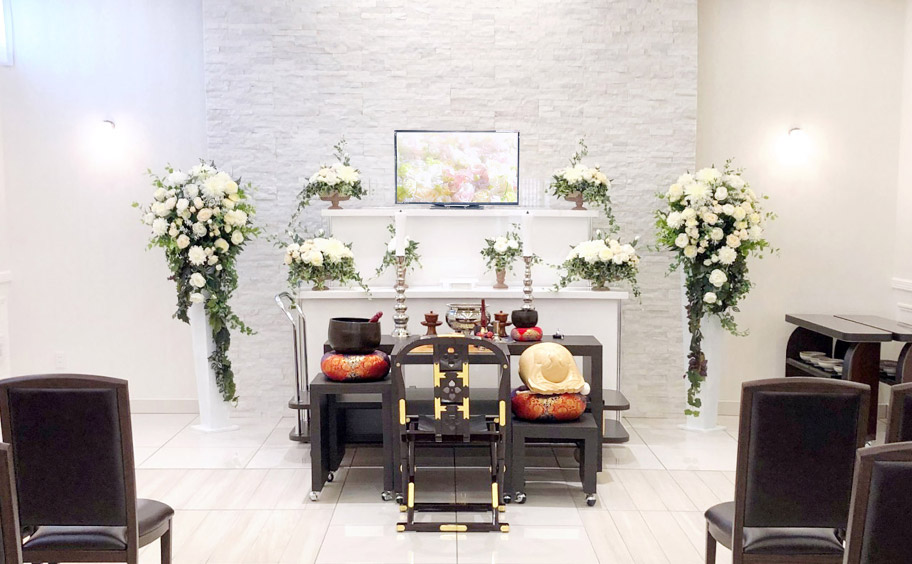 宮町ホールで葬儀・葬式が9.5万円からできる家族葬の仙和のホール 祭壇