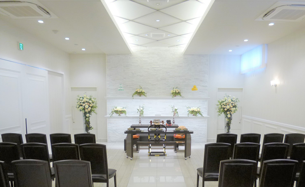 家族葬の仙和 仙台南光台店の葬儀式場外観と祭壇