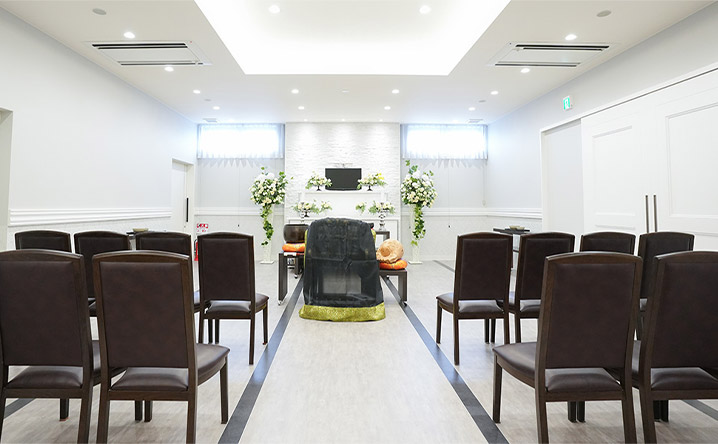 家族葬の仙和 多賀城店の葬儀式場外観と祭壇